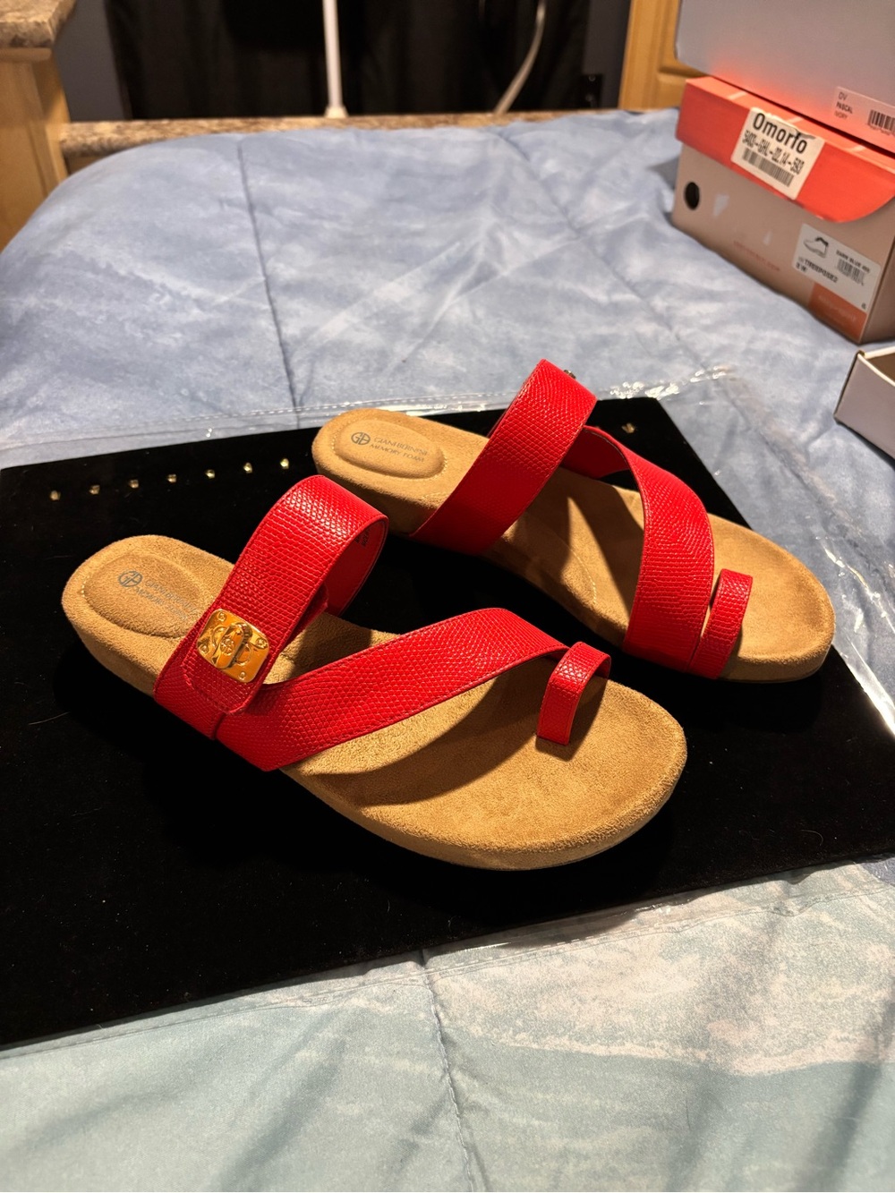 Giani Bernini Red Leather Toe-Ring Slide Sandal with Gold Logo Accent - Picture 4 of 9